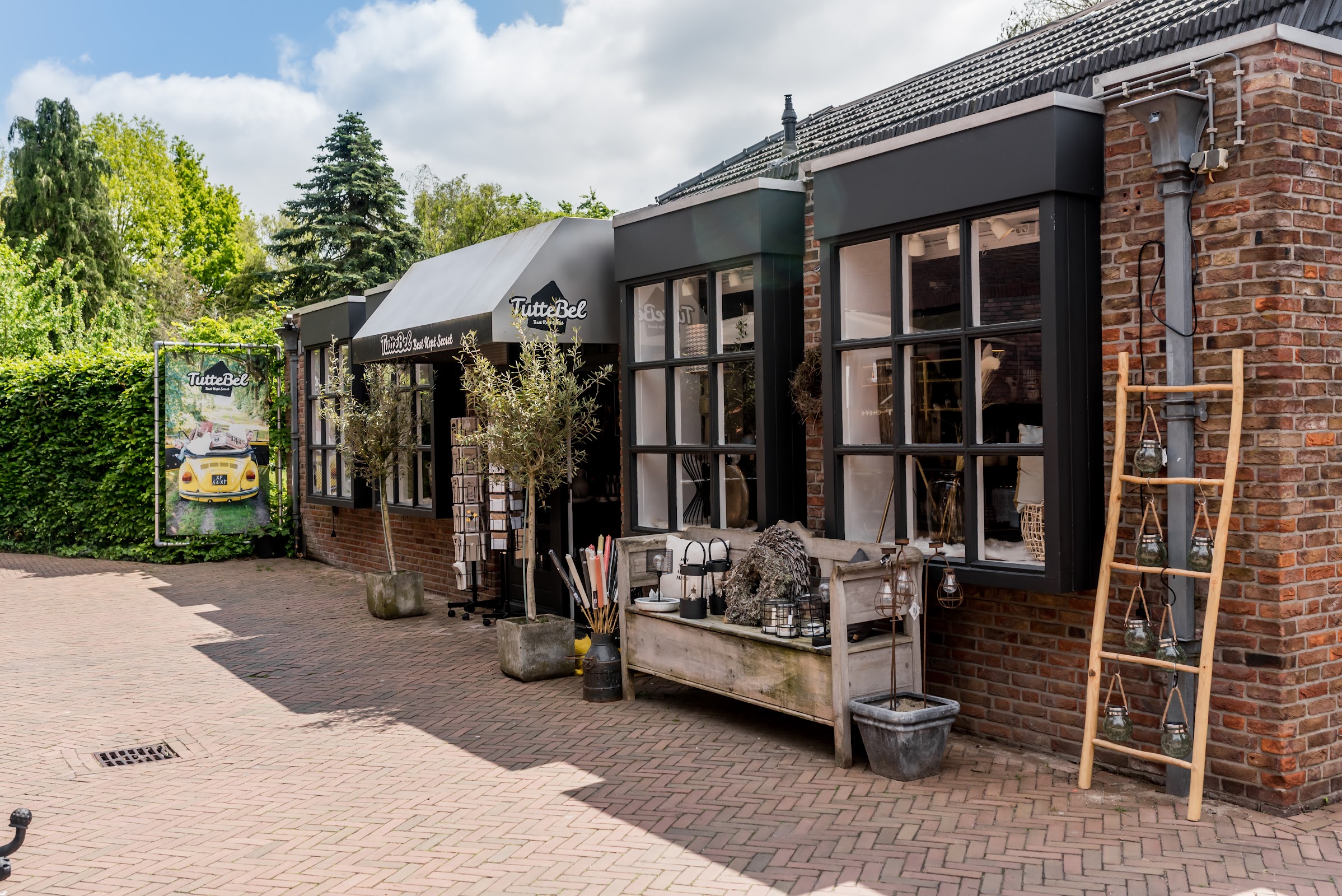 De winkelpui van Tuttebel met etalage en olijfboompjes