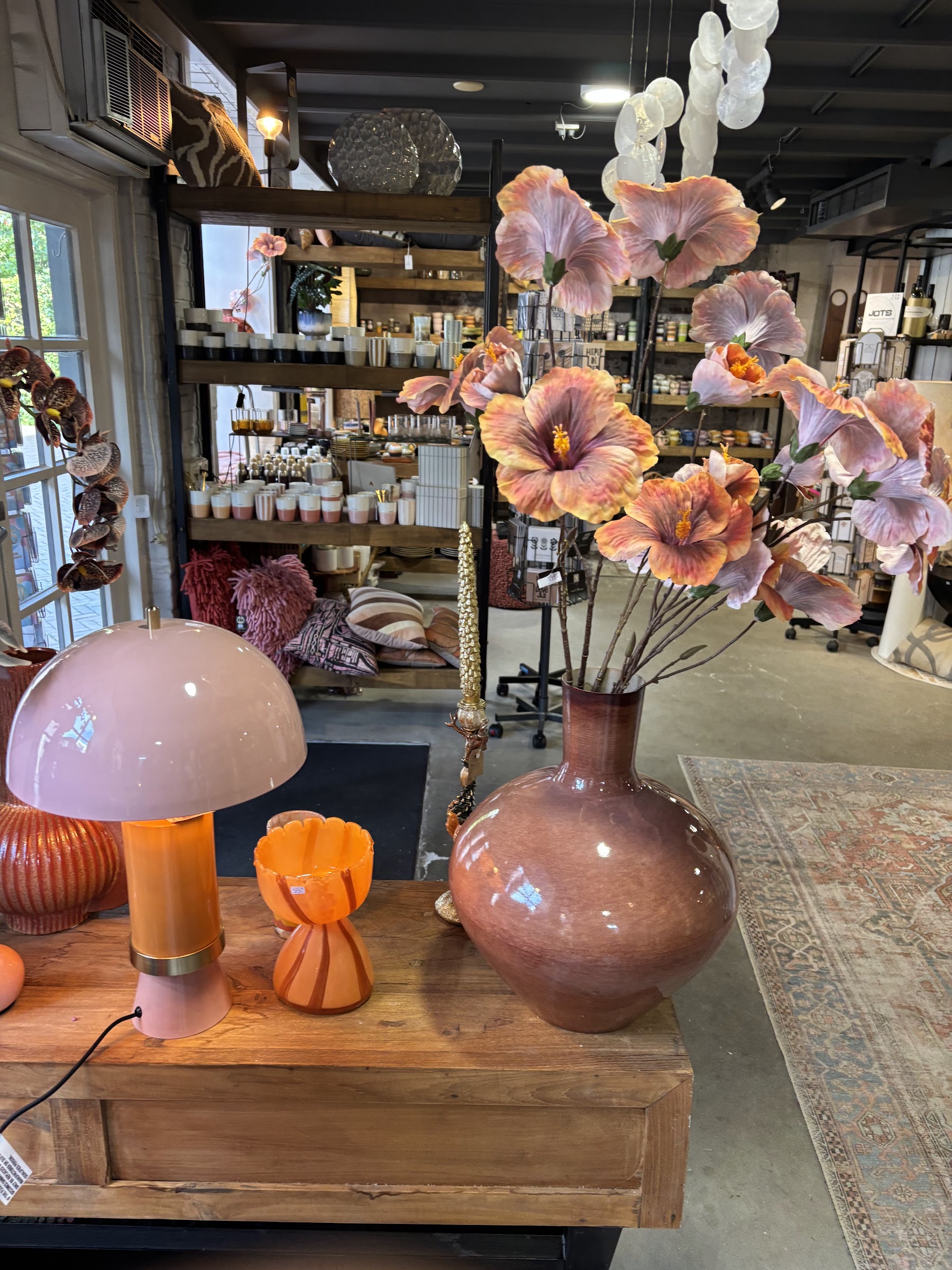 Kussens, lampen en keramiek in de winkel