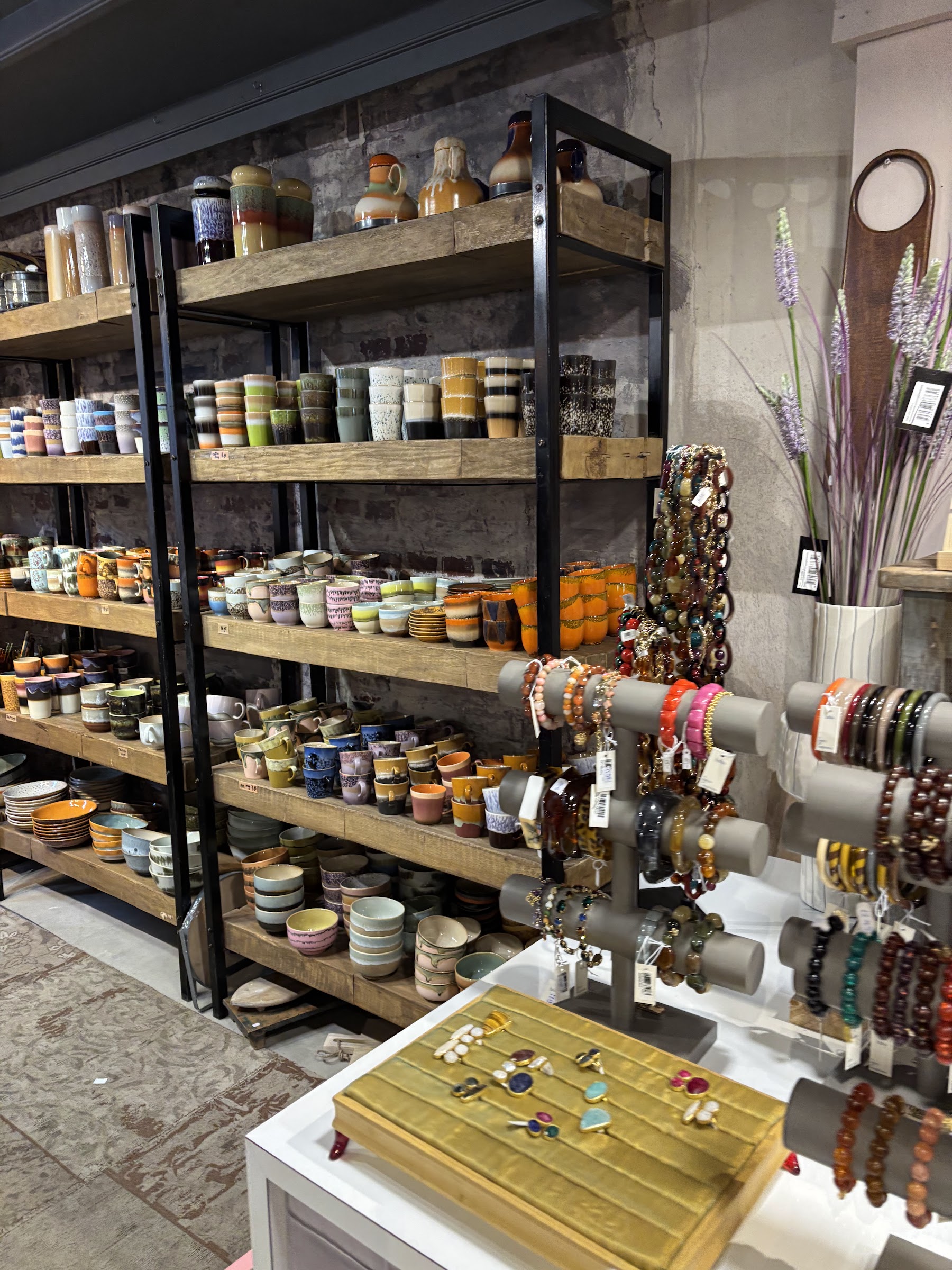 Schap met vazen, lampen en woonaccessoires